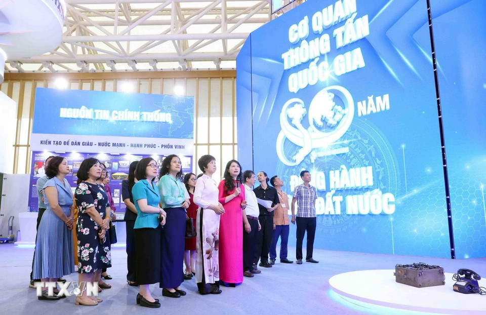 Tổng Giám đốc Thông tấn xã Việt Nam Vũ Việt Trang và các đại biểu tham dự tổng duyệt khu trưng bày của Thông tấn xã Việt Nam. (Ảnh: Phạm Kiên/TTXVN)