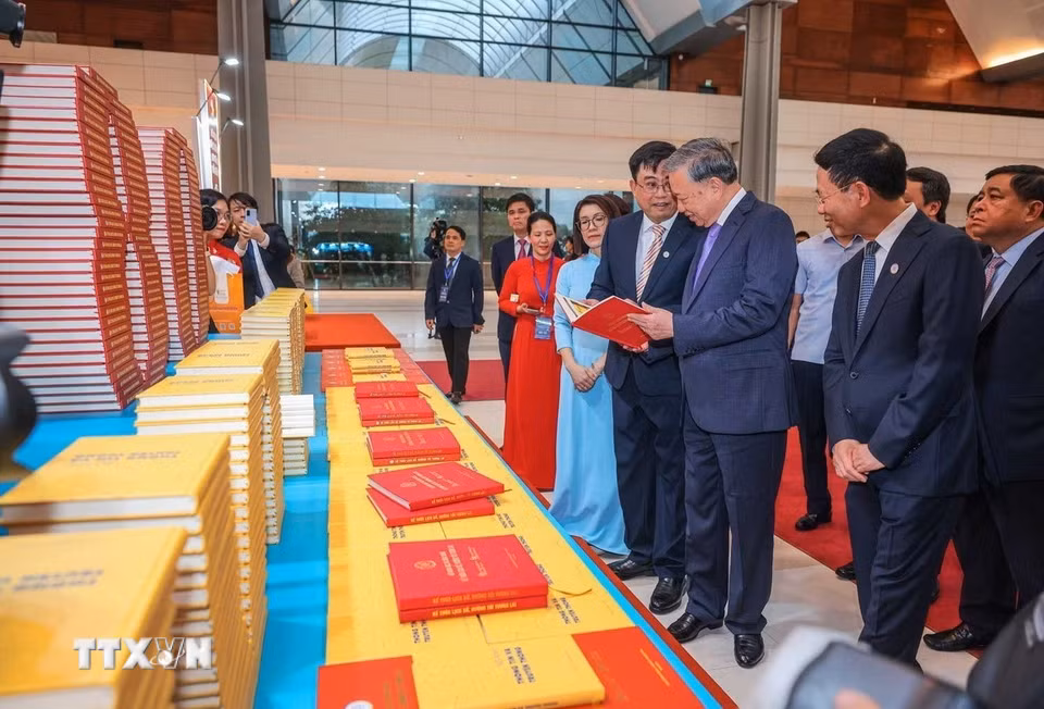 Tổng Bí thư Tô Lâm tham quan triển lãm 80 năm hình thành và phát triển của ngành bưu chính viễn thông, 66 năm ngành khoa học và công nghệ. (Ảnh: Hoàng Hiếu/TTXVN)