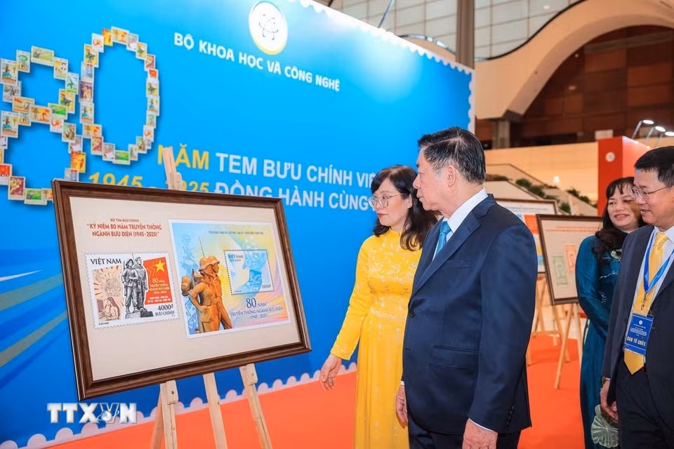 Ông Nguyễn Trọng Nghĩa, Ủy viên Bộ Chính trị, Bí thư Trung ương Đảng, Trưởng Ban Tuyên giáo và Dân vận Trung ương tham quan triển lãm. (Ảnh: Hoàng Hiếu/TTXVN)