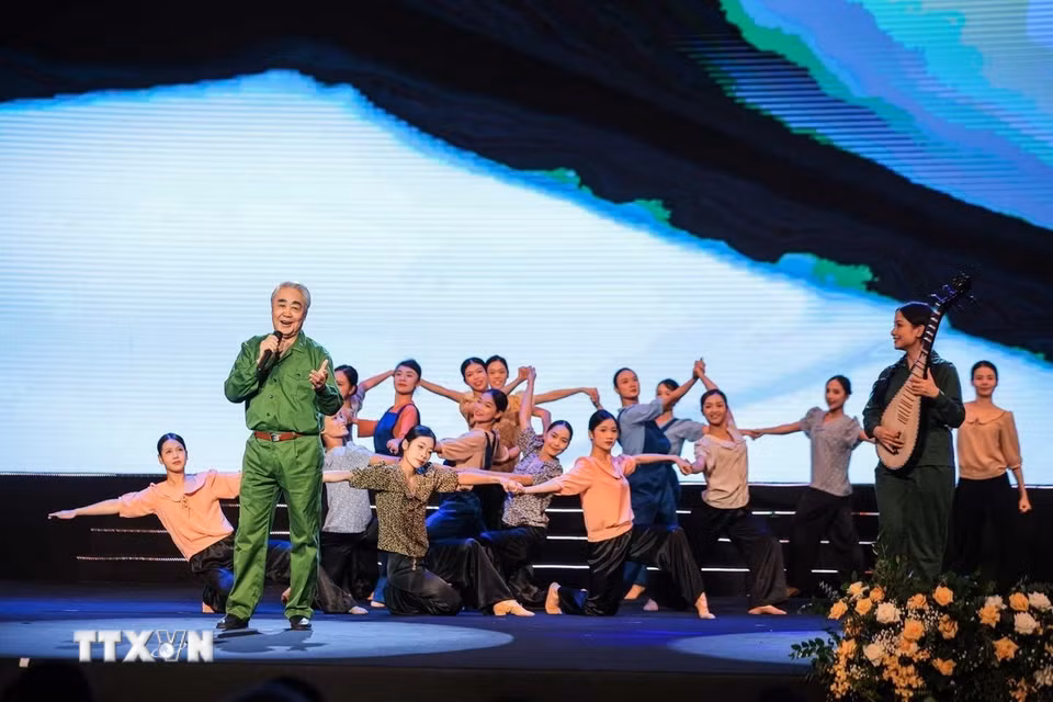 Tiết mục văn nghệ biểu diễn tại buổi lễ. (Ảnh: Hoàng Hiếu/TTXVN)
