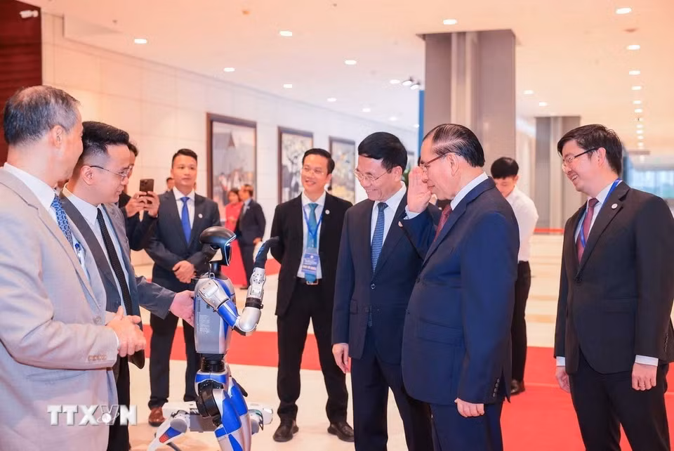 Nguyên Tổng Bí thư Nông Đức Mạnh tham quan triển lãm thành tựu khoa học và công nghệ. (Ảnh: Hoàng Hiếu/TTXVN)