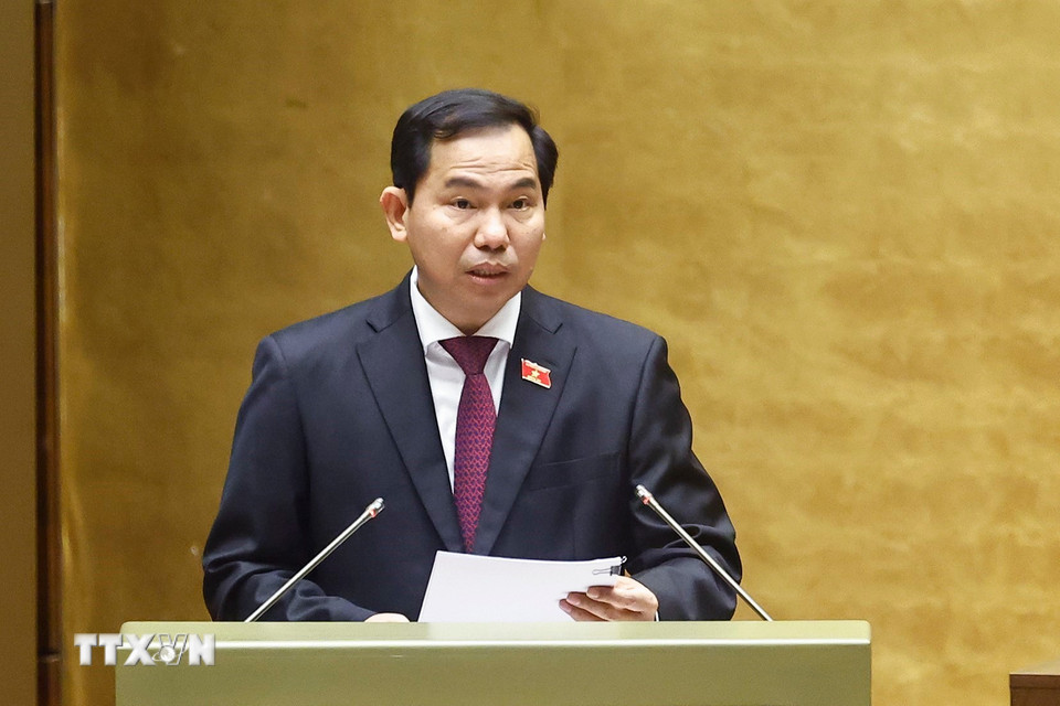 Ủy viên Ủy ban Thường vụ Quốc hội Lê Quang Mạnh trình bày dự thảo Nghị quyết Kỳ họp thứ 10, Quốc hội khóa XV. (Ảnh: Doãn Tấn/TTXVN)