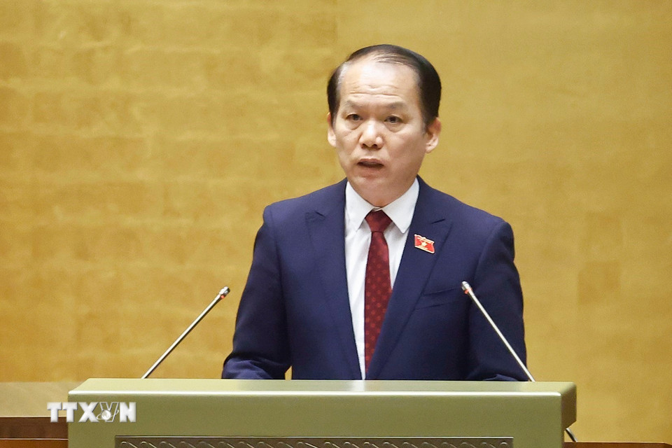 Ủy viên Ủy ban Thường vụ Quốc hội Hoàng Thanh Tùng trình bày dự thảo Nghị quyết về tổng kết công tác nhiệm kỳ 2021-2026 của Quốc hội, Chủ tịch nước, Chính phủ, Tòa án Nhân dân Tối cao, Viện Kiểm sát Nhân dân Tối cao, Kiểm toán Nhà nước. (Ảnh: Doãn Tấn/TTXVN)