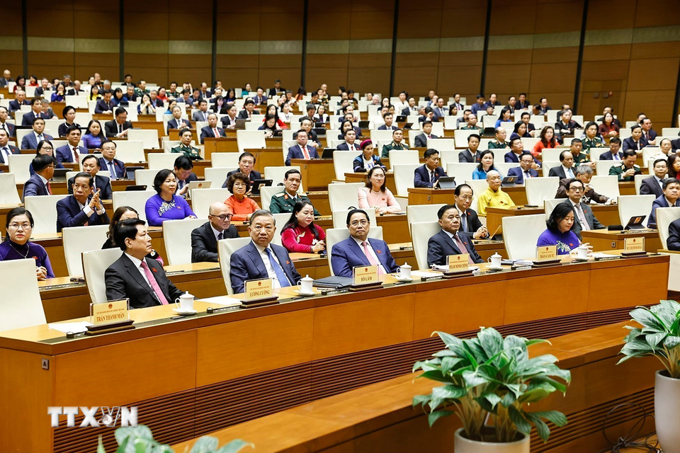 Tổng Bí thư Tô Lâm cùng các lãnh đạo, nguyên lãnh đạo Đảng, Nhà nước và đại biểu dự bế mạc kỳ họp. (Ảnh: Doãn Tấn/TTXVN)