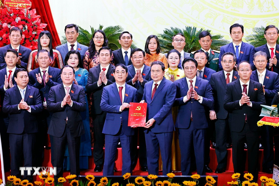 Chủ tịch Quốc hội Trần Thanh Mẫn trao Quyết định của Bộ Chính trị về chỉ định Ban Chấp hành, Ban Thường vụ, Bí thư, Phó Bí thư Tỉnh ủy Khánh Hòa, Quyết định của Ban Bí thư về chỉ định Ủy viên Ủy ban Kiểm tra, Chủ nhiệm, Phó Chủ nhiệm Ủy ban Kiểm tra Tỉnh ủy Khánh Hòa nhiệm kỳ 2025-2030. (Ảnh: Doãn Tấn/TTXVN)