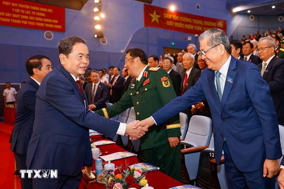 Chủ tịch Quốc hội Trần Thanh Mẫn với đại biểu. (Ảnh: Doãn Tấn/TTXVN)