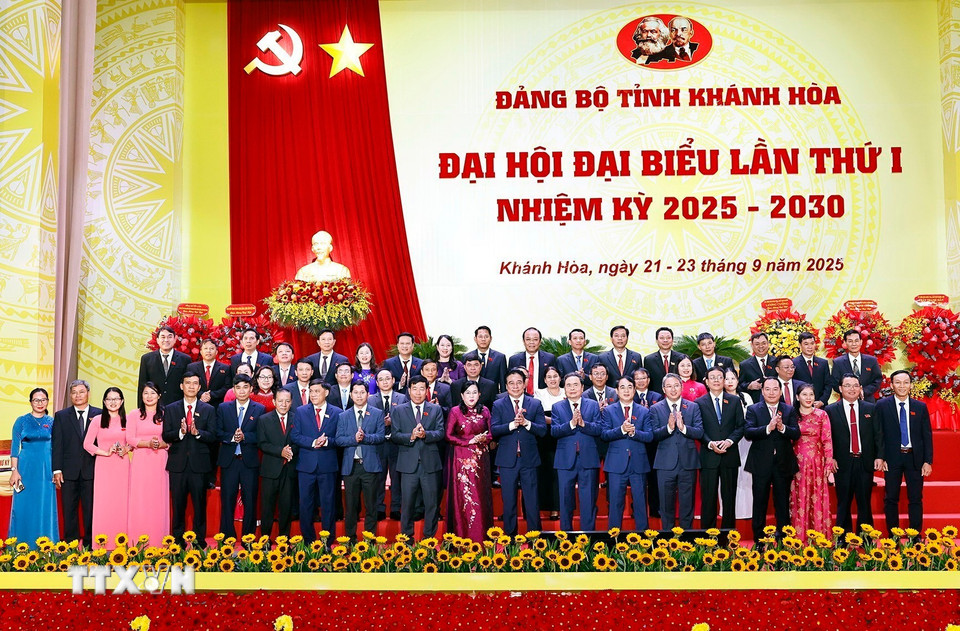 Chủ tịch Quốc hội Trần Thanh Mẫn với đại biểu. (Ảnh: Doãn Tấn/TTXVN)