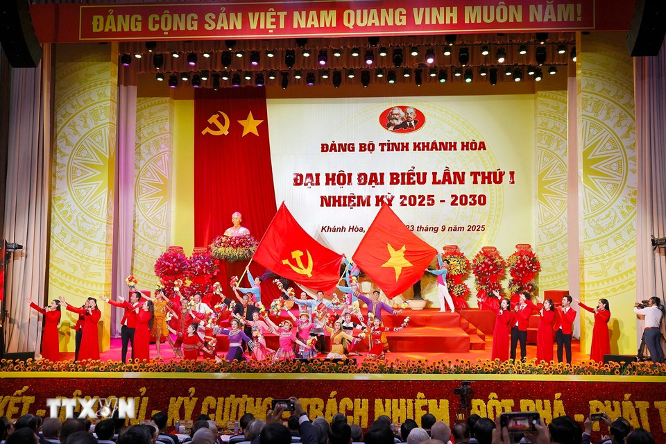 Chương trình văn nghệ chào mừng Đại hội Đại biểu Đảng bộ tỉnh Khánh Hòa lần thứ nhất. (Ảnh: Doãn Tấn/TTXVN)