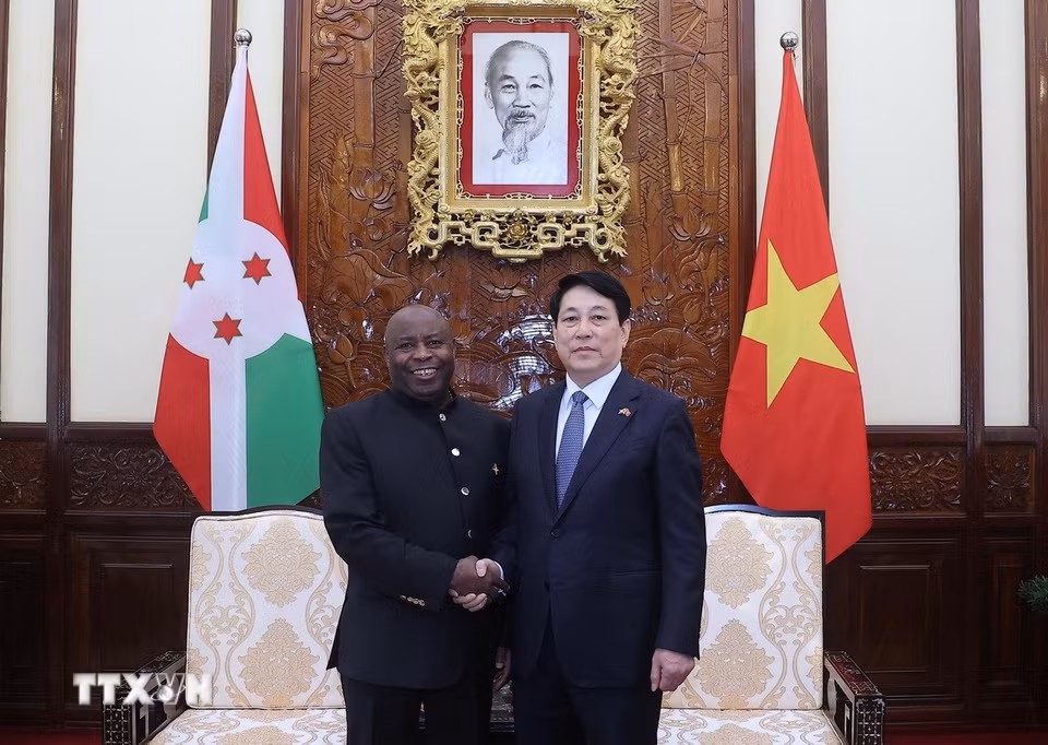 Chủ tịch nước Lương Cường và Tổng thống Burundi Evariste Ndayishimiye hội đàm hẹp. (Ảnh: Lâm Khánh/TTXVN)