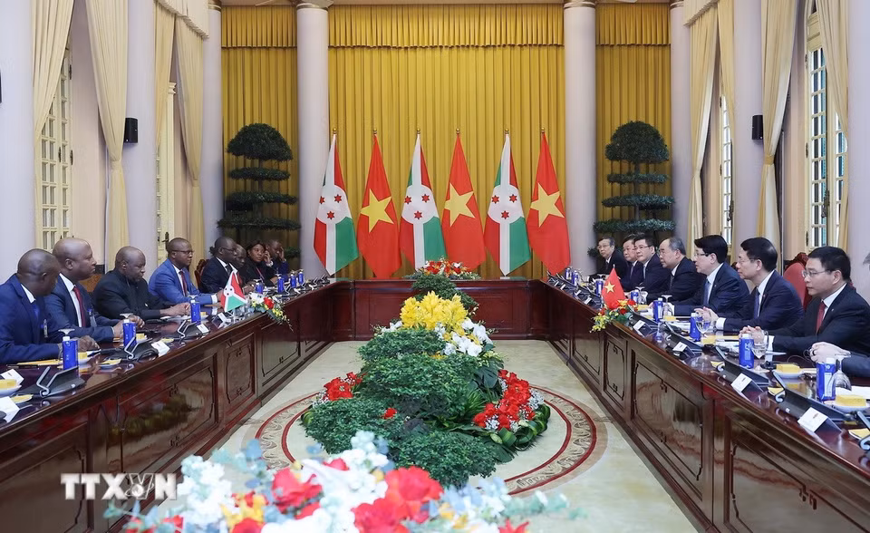Chủ tịch nước Lương Cường và Tổng thống Burundi Évariste Ndayishimiye hội đàm. (Ảnh: Lâm Khánh/TTXVN)