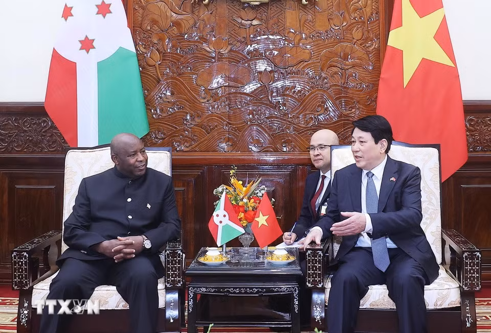 Chủ tịch nước Lương Cường và Tổng thống Burundi Evariste Ndayishimiye hội đàm hẹp. (Ảnh: Lâm Khánh/TTXVN)