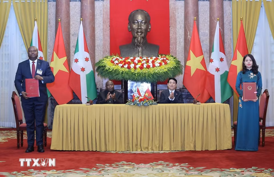 Chủ tịch nước Lương Cường và Tổng thống Burundi Evariste Ndayishimiye chứng kiến lễ ký Thoả thuận khung về hợp tác giữa Chính phủ nước CHXHCN Việt Nam và Chính phủ nước Cộng hòa Burundi và Bản ghi nhớ về tham vấn chính trị và ngoại giao giữa Bộ Ngoại giao hai nước. (Ảnh: Lâm Khánh/TTXVN)