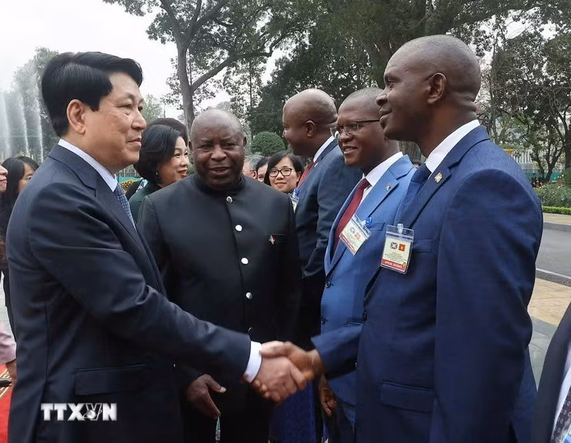 Tổng thống Évariste Ndayishimiye giới thiệu với Chủ tịch nước Lương Cường thành viên đoàn Burundi. (Ảnh: Lâm Khánh/TTXVN)