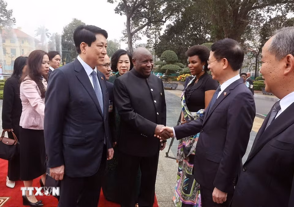 Chủ tịch nước Lương Cường giới thiệu với Tổng thống Burundi Évariste Ndayishimiye thành viên đoàn Việt Nam. (Ảnh: Lâm Khánh/TTXVN)