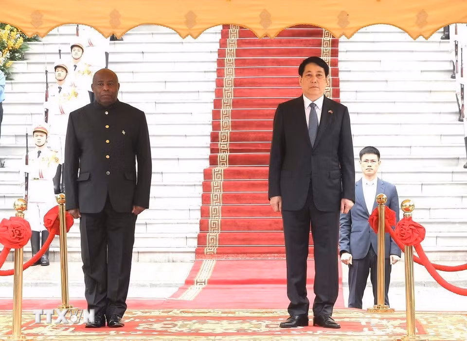 Chủ tịch nước Lương Cường và Tổng thống Cộng hòa Burundi Évariste Ndayishimiye trên bục danh dự, nghe quân nhạc cử Quốc thiều hai nước. (Ảnh: Lâm Khánh/TTXVN)