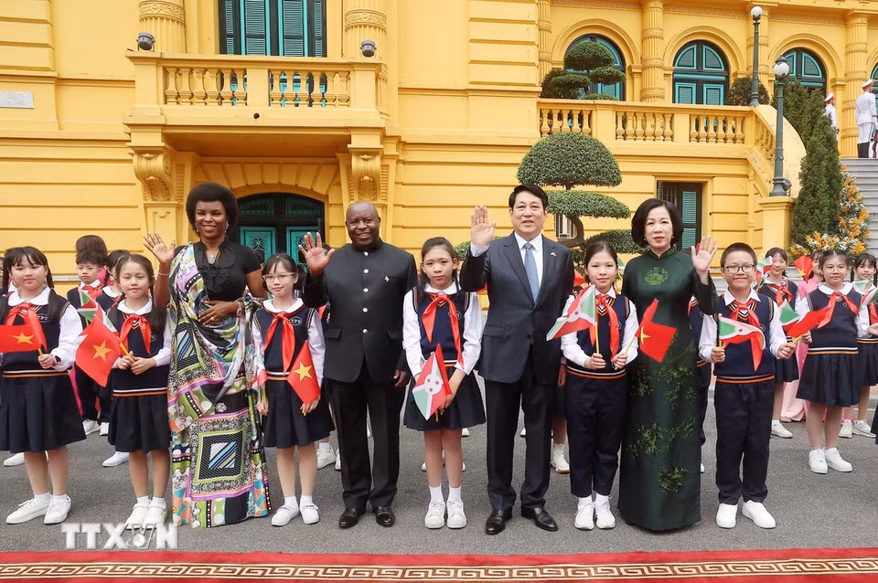 Chủ tịch nước Lương Cường và Phu nhân cùng Tổng thống Burundi Evariste Ndayishimiye và Phu nhân chụp ảnh với thiếu nhi Hà Nội (Ảnh: Lâm Khánh/TTXVN)