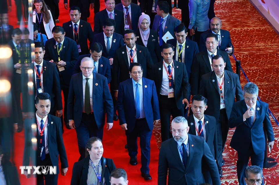Thủ tướng Phạm Minh Chính và Thủ tướng Australia Anthony Albanese đến dự Hội nghị Cấp cao Đông Á (EAS) lần thứ 20. (Ảnh: Dương Giang/TTXVN)