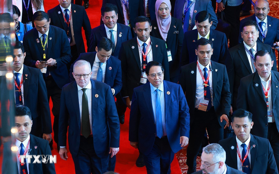 Thủ tướng Phạm Minh Chính và Thủ tướng Australia Anthony Albanese đến dự Hội nghị Cấp cao Đông Á (EAS) lần thứ 20. (Ảnh: Dương Giang/TTXVN)