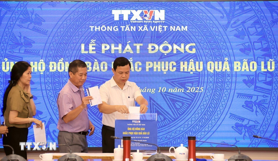 Cán bộ, viên chức TTXVN ủng hộ đồng bào khắc phục hậu quả bão lũ. (Ảnh: Tuấn Anh/TTXVN)