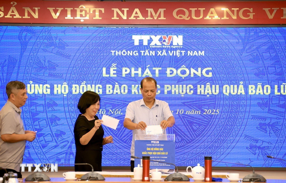 Cán bộ, viên chức TTXVN ủng hộ đồng bào khắc phục hậu quả bão lũ. (Ảnh: Tuấn Anh/TTXVN)