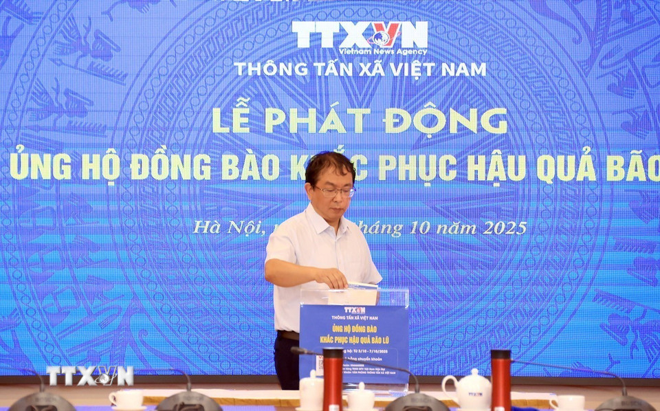 Phó Tổng Giám đốc TTXVN Nguyễn Tuấn Hùng ủng hộ đồng bào khắc phục hậu quả bão lũ. (Ảnh: Tuấn Anh/TTXVN)