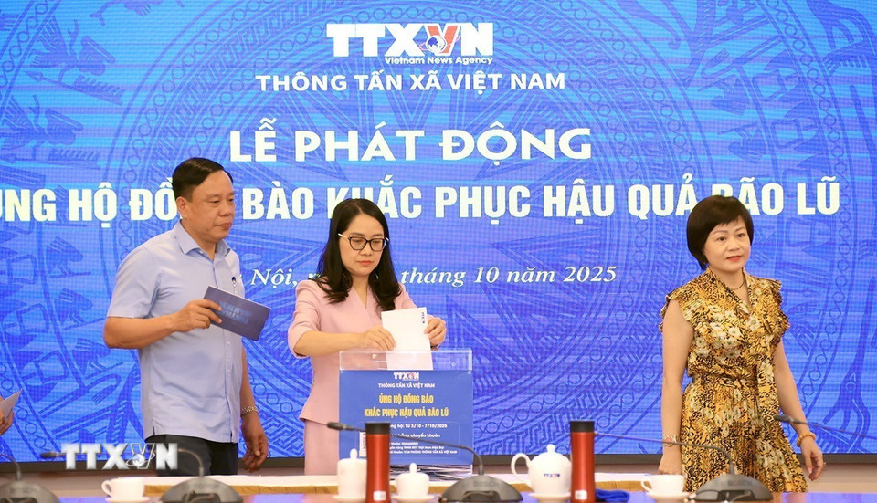 Cán bộ, viên chức TTXVN ủng hộ đồng bào khắc phục hậu quả bão lũ. (Ảnh: Tuấn Anh/TTXVN)