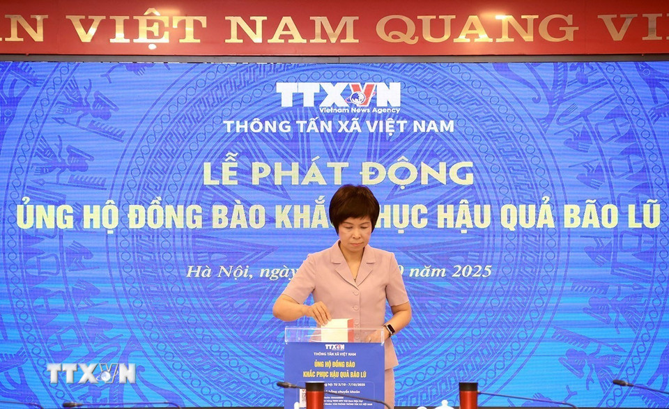 Tổng Giám đốc TTXVN Vũ Việt Trang ủng hộ đồng bào khắc phục hậu quả bão lũ. (Ảnh: Tuấn Anh/TTXVN)
