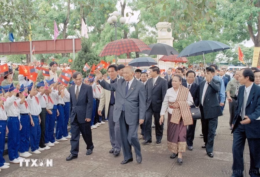 Thiếu nhi xã Kim Liên (huyện Nam Đàn, tỉnh Nghệ An) - quê hương Chủ tịch Hồ Chí Minh chào đón Chủ tịch Đảng, Chủ tịch nước Lào Khamtay Siphandone tới thăm (Nghệ An, 2002). (Ảnh: Lan Xuân/TTXVN)