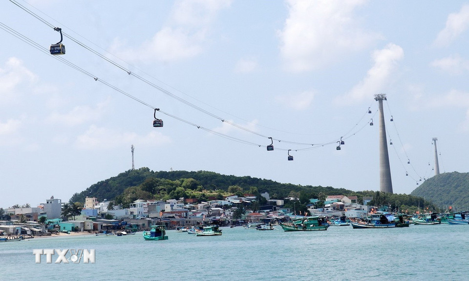 Cáp treo Hòn Thơm vượt biển dài nhất thế giới tại Nam đảo Phú Quốc (Kiên Giang), phục vụ khách du lịch khi đến đảo Ngọc. (Ảnh: Lê Huy Hải/TTXVN)