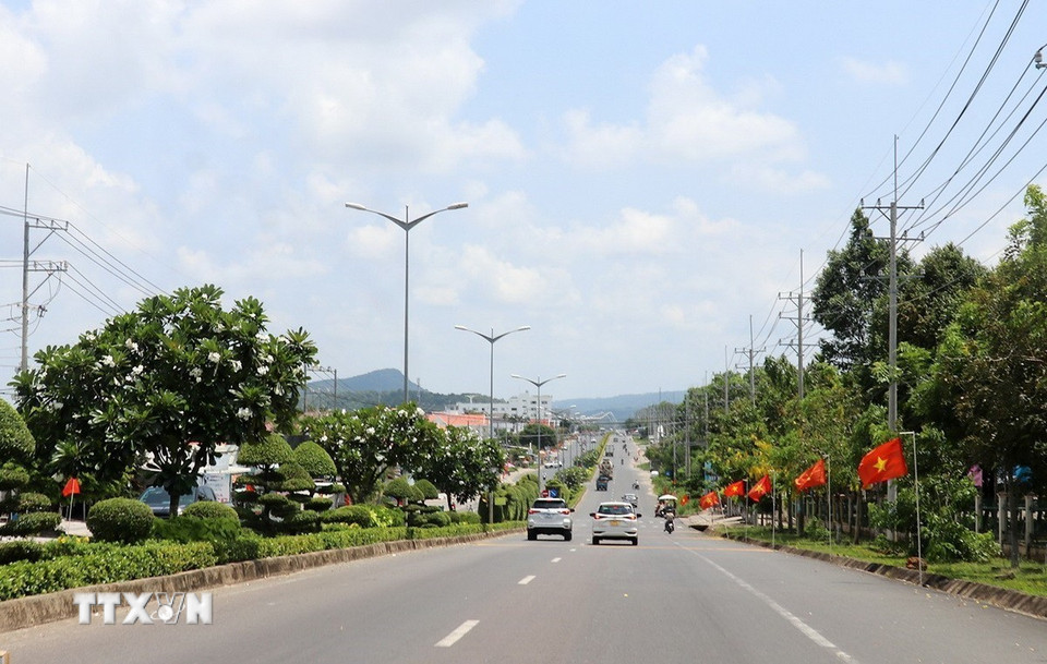 Một đoạn trên tuyến giao thông trục chính Nam-Bắc đảo Phú Quốc (Kiên Giang). (Ảnh: Lê Huy Hải/TTXVN)