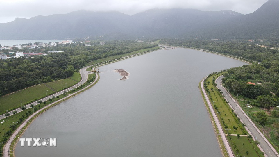 Trong những thập kỷ sau giải phóng, Côn Đảo đã được đầu tư mạnh mẽ vào cơ sở hạ tầng. Hệ thống đường giao thông trên đảo được đầu tư xây dựng đồng bộ. (Ảnh: Huỳnh Sơn/TTXVN)