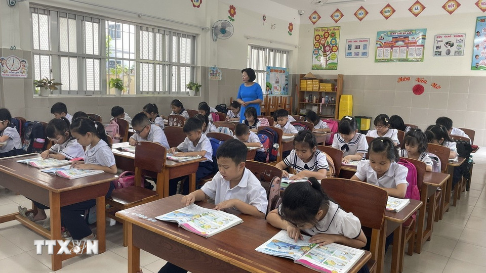 Hệ thống các cơ sở giáo dục trên địa bàn huyện được đầu tư xây dựng. Hiện nay, trên địa bàn huyện có 6 cơ sở giáo dục. Buổi học tại Trường Tiểu học Cao Văn Ngọc, huyện Côn Đảo. (Ảnh: Huỳnh Sơn/TTXVN)