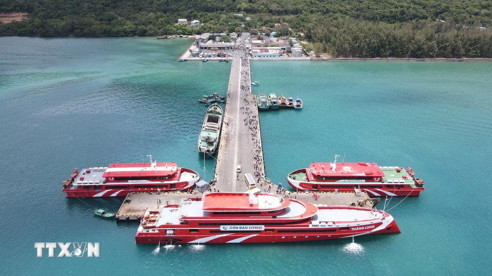Các tuyến tàu khách cao tốc kết nối Côn Đảo với huyện Trần Đề (Sóc Trăng), thành phố Vũng Tàu, Thành phố Hồ Chí Minh đã góp phần phục vụ nhu cầu đi lại của người dân cũng như du khách từ đất liền ra đảo và ngược lại. (Ảnh: Huỳnh Sơn/TTXVN)