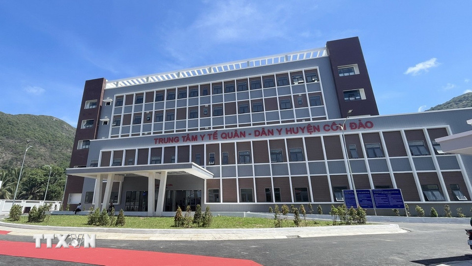 Trung tâm Quân-Dân y huyện Côn Đảo vừa được khánh thành đưa vào hoạt động quy mô 5 tầng. (Ảnh: Huỳnh Sơn/TTXVN)