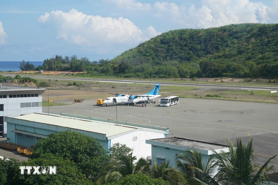 Hạ tầng giao thông đường hàng không, sân bay Côn Đảo có đường băng, cất, hạ cánh dài 1.830m, đón các loại máy bay ATR72 và tương đương. (Ảnh: Huỳnh Sơn/TTXVN)