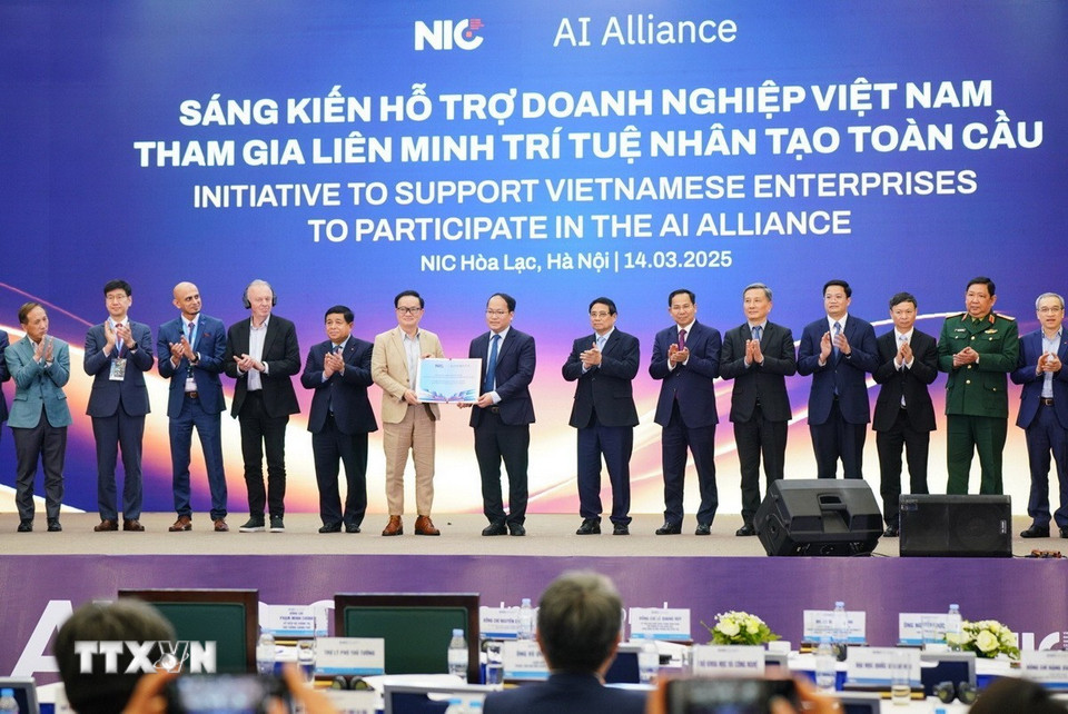 Thủ tướng Chính phủ Phạm Minh Chính chứng kiến Lễ trao các chứng nhận về đổi mới sáng tạo, hợp tác liên kết công nghệ. (Ảnh: Khánh Hòa/TTXVN)