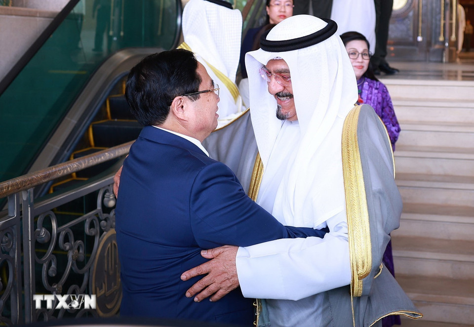 Thủ tướng Phạm Minh Chính và Thủ tướng Nhà nước Kuwait Sheikh Ahmad Abdullah Al-Ahmad Al Sabah. (Ảnh: Dương Giang/TTXVN)