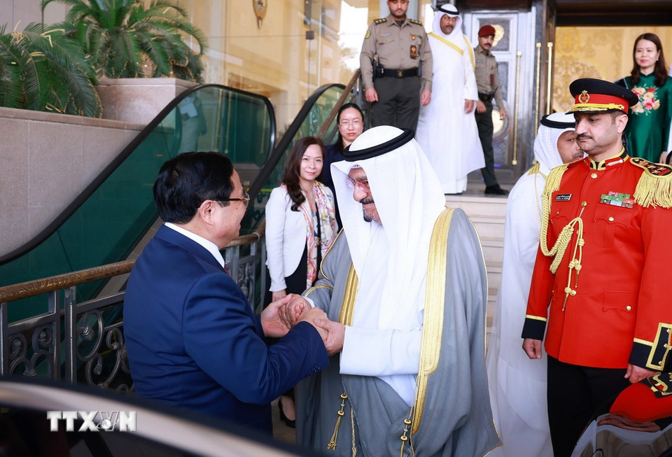 Thủ tướng Phạm Minh Chính và Thủ tướng Nhà nước Kuwait Sheikh Ahmad Abdullah Al-Ahmad Al Sabah. (Ảnh: Dương Giang/TTXVN)