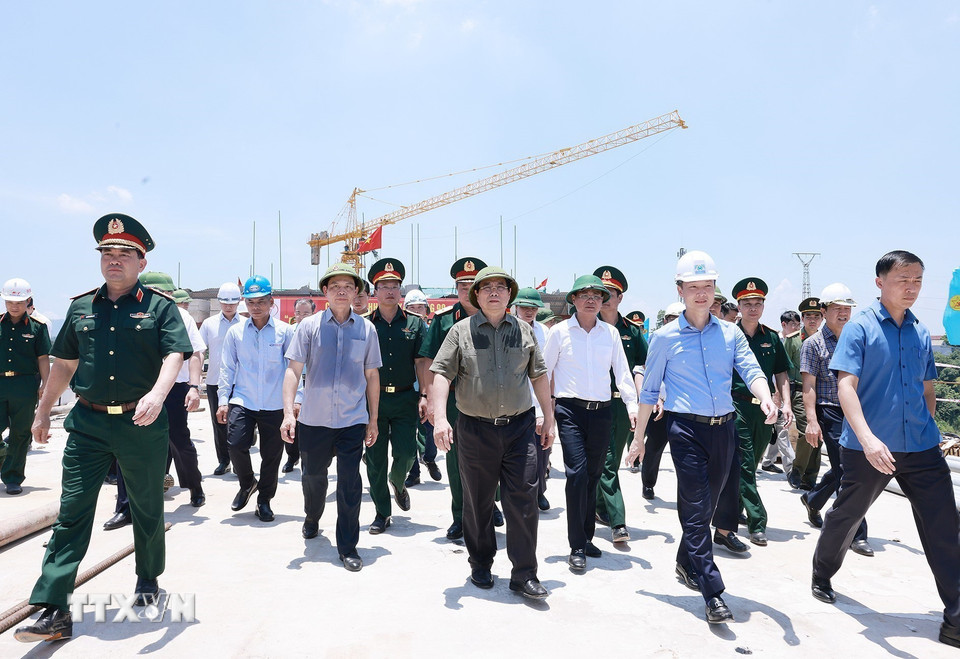 Thủ tướng Phạm Minh Chính kiểm tra tiến độ thi công cầu Phong Châu mới trên Quốc lộ 32C, tỉnh Phú Thọ. (Ảnh: Dương Giang/TTXVN)