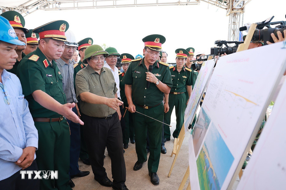 Thủ tướng Phạm Minh Chính kiểm tra tiến độ thi công cầu Phong Châu mới trên Quốc lộ 32C, tỉnh Phú Thọ. (Ảnh: Dương Giang/TTXVN)