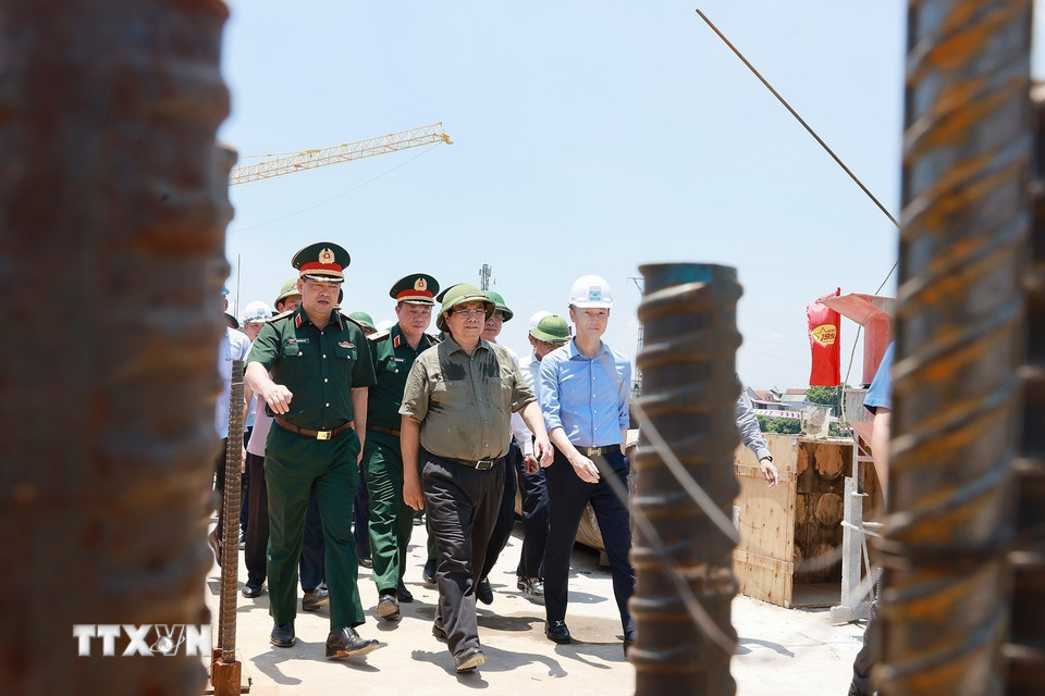 Thủ tướng Phạm Minh Chính kiểm tra tiến độ thi công cầu Phong Châu mới trên Quốc lộ 32C, tỉnh Phú Thọ. (Ảnh: Dương Giang/TTXVN)