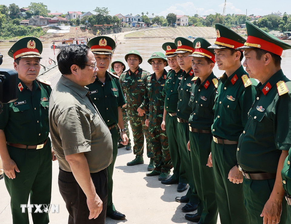 Thủ tướng Phạm Minh Chính động viên cán bộ, chiến sỹ Lữ đoàn 249 (Binh chủng Công binh). (Ảnh: Dương Giang/TTXVN)