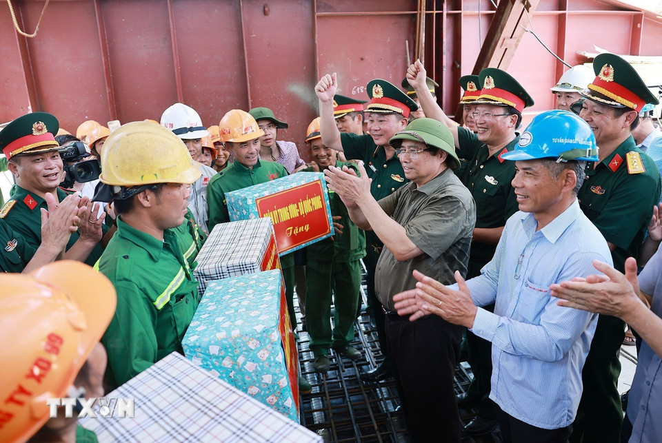 Thủ tướng Phạm Minh Chính và các đơn vị thi công thể hiện quyết tâm hoàn thành tiến độ thi công cầu Phong Châu. (Ảnh: Dương Giang/TTXVN)