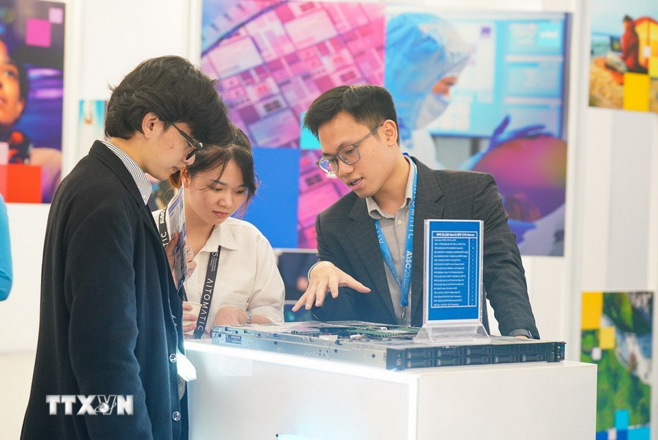 Khách mời tìm hiểu thông tin, trải nghiệm tại không gian sáng tạo của các công ty, tập đoàn công nghệ bên lề Diễn đàn. (Ảnh: Khánh Hòa/TTXVN)