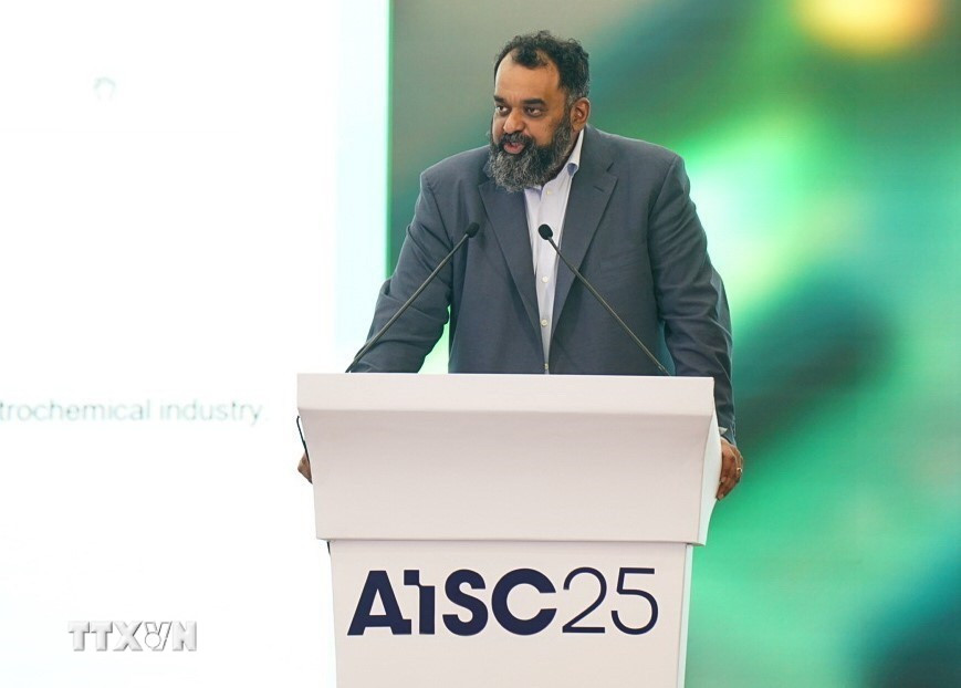 Ông Suresh Venkatarayalu, Phó Chủ tịch cấp cao, Giám đốc công nghệ Honeywell chia sẻ về tiềm năng của Việt Nam trở thành trung tâm R&amp;D về AI bán dẫn, cũng như tầm quan trọng của việc mở rộng hợp tác quốc tế để khai thác tối đa các lợi thế công nghệ. (Ảnh: Khánh Hòa/TTXVN)