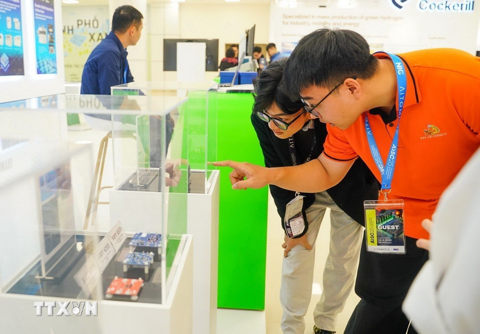 Khách mời tìm hiểu thông tin, trải nghiệm tại không gian sáng tạo của các công ty, tập đoàn công nghệ bên lề Diễn đàn. (Ảnh: Khánh Hòa/TTXVN)