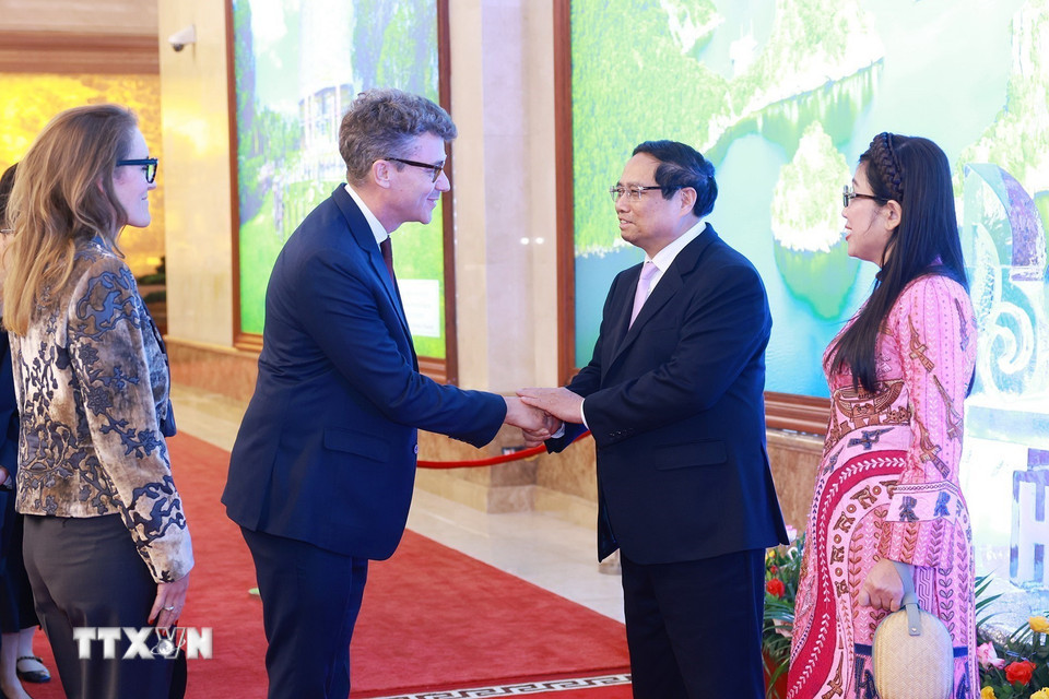 Thủ tướng Phạm Minh Chính và Phu nhân với các Đại sứ, Trưởng đại diện các tổ chức quốc tế. (Ảnh: Dương Giang/TTXVN)