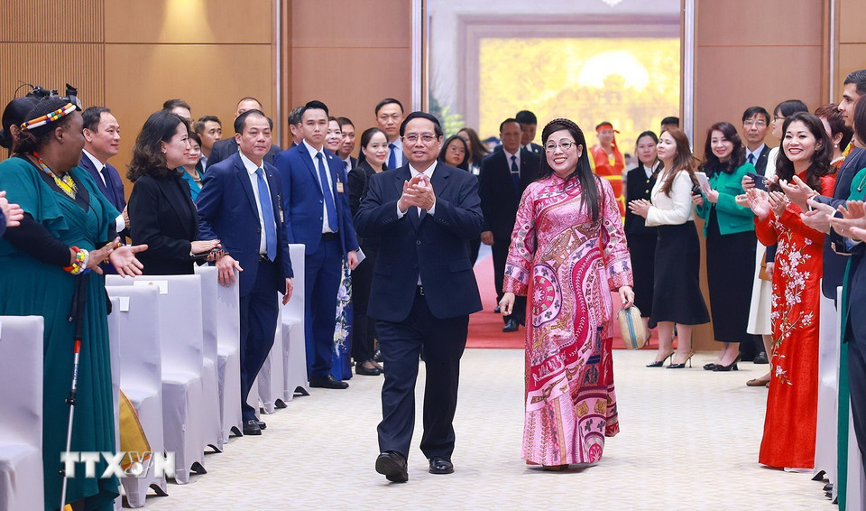Thủ tướng Phạm Minh Chính và Phu nhân đến chủ trì tiệc chiêu đãi các Đại sứ, Trưởng đại diện các tổ chức quốc tế. (Ảnh: Dương Giang/TTXVN)