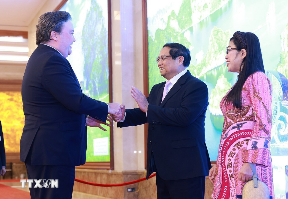 Thủ tướng Phạm Minh Chính và Phu nhân đón các Đại sứ, Trưởng đại diện các tổ chức quốc tế tại Hà Nội, Phu quân, Phu nhân tại buổi chiêu đãi. (Ảnh: Dương Giang/TTXVN)