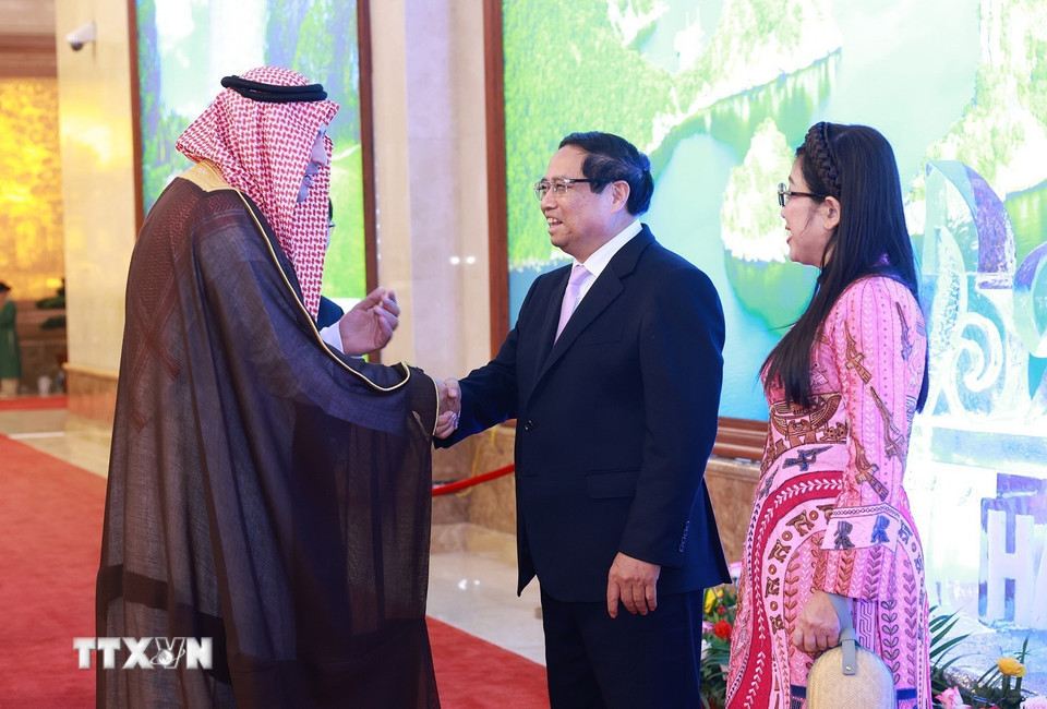 Thủ tướng Phạm Minh Chính và Phu nhân đón các Đại sứ, Trưởng đại diện các tổ chức quốc tế tại Hà Nội. (Ảnh: Dương Giang/TTXVN)